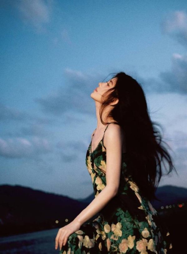 金牛财富 鞠婧祎身穿墨绿色玫瑰吊带长裙 肤白貌美清纯可人