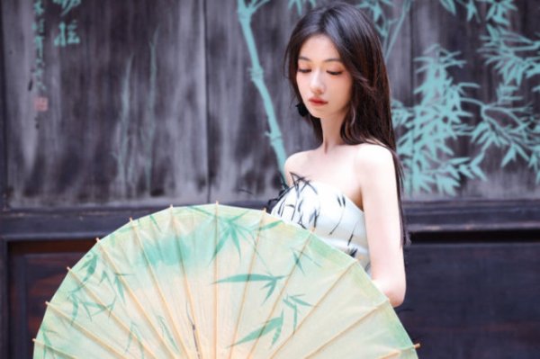 启运操盘 吴谨言露白皙美背夏日撑伞 清冷美艳