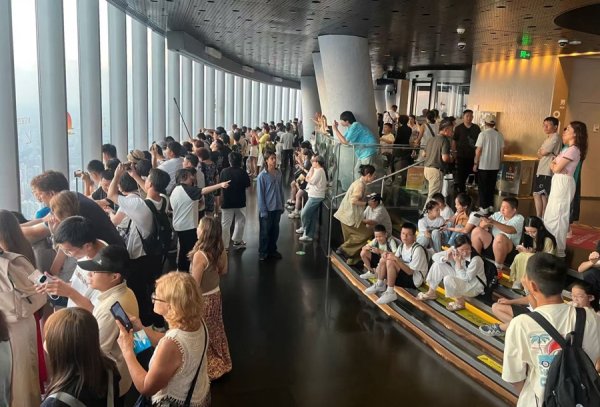 牛顺网 上海中心大厦持续大客流，暑期旅游仍在高峰