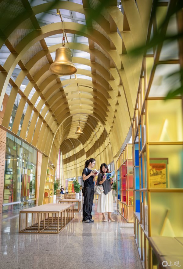 口袋超盘 城事 | 上海首个火车站内“图书馆”揭幕