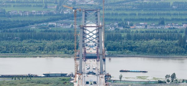 豪资随配 场面 | 黄浦江上第一座悬索桥实现南北岸主桥边跨钢结构合龙