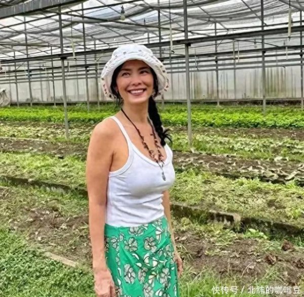 维嘉资本 韦唯61岁隐居泰国，深山养牛种菜，笑得像个少女